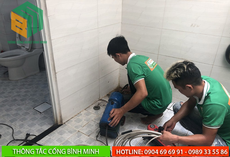 Tiến hành công việc nạo vét rãnh thoát nước.