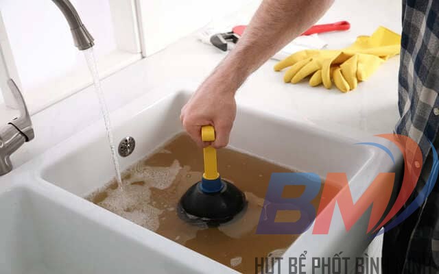 Các dấu hiệu tắc cống tại nhà ở Nam Định như nước thoát chậm, mùi hôi