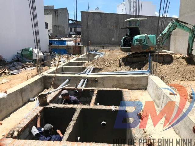 Thi công bể phốt & đi ống xuyên nền: sau khi đào hố đúng kích thước