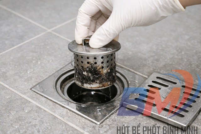 Thoát sàn chậm thường do tóc và cặn bám.